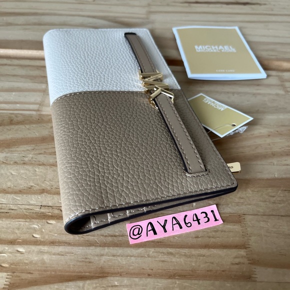 Michael Kors Wallet🎈🎈 - Picture 3 of 8